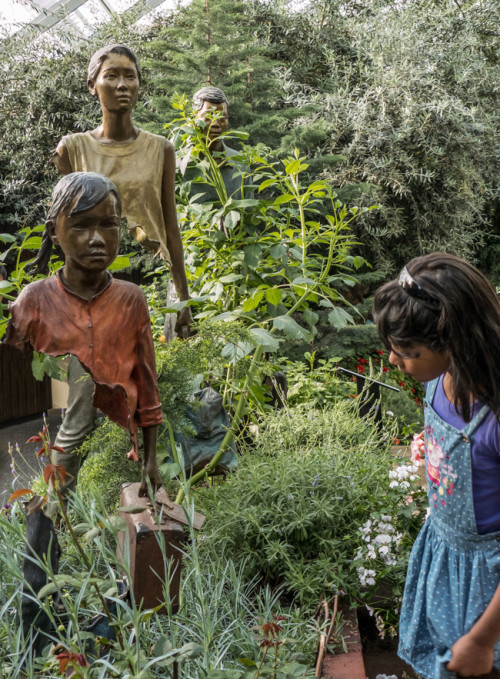 La Famille de Voyageurs, Sculpture by Bruno Catalano